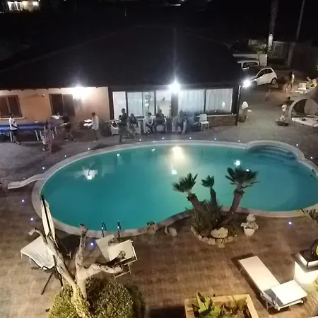 ゲストハウス Eden Luxury Con Piscina E Jacuzzi