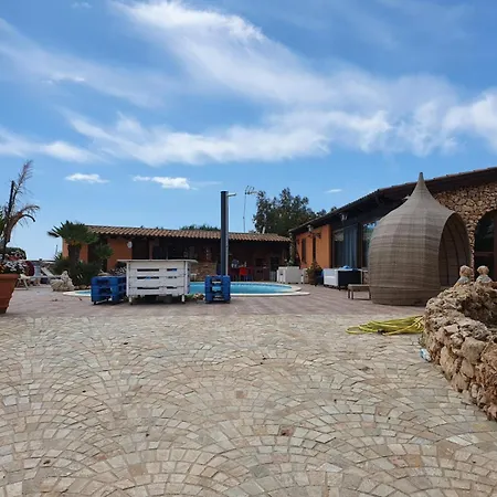 Eden Luxury Con Piscina E Jacuzzi Guest house *